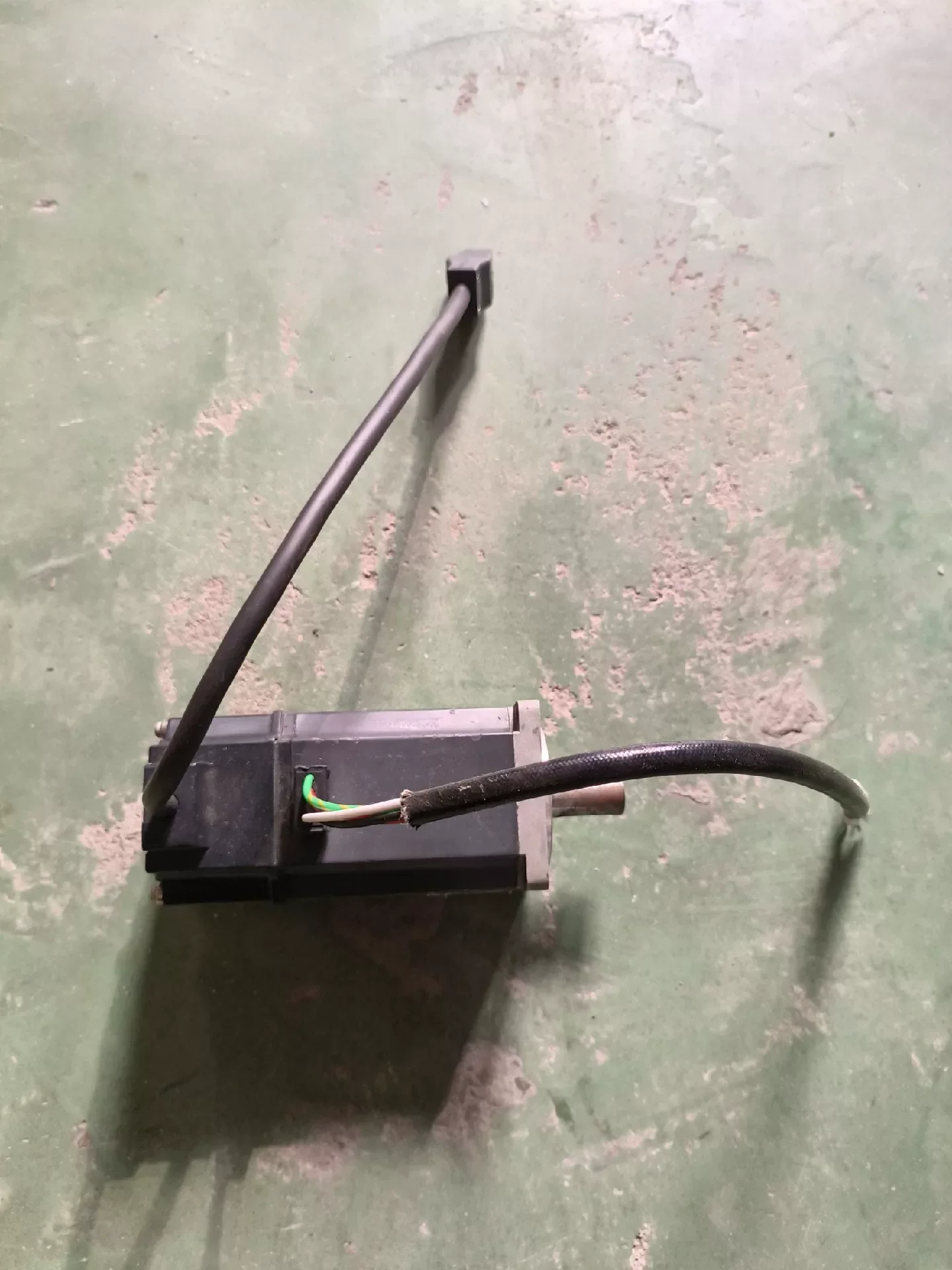Mitsubishi Electric HC-KFS43 Motor & Drive Component — product photo 1 of 9