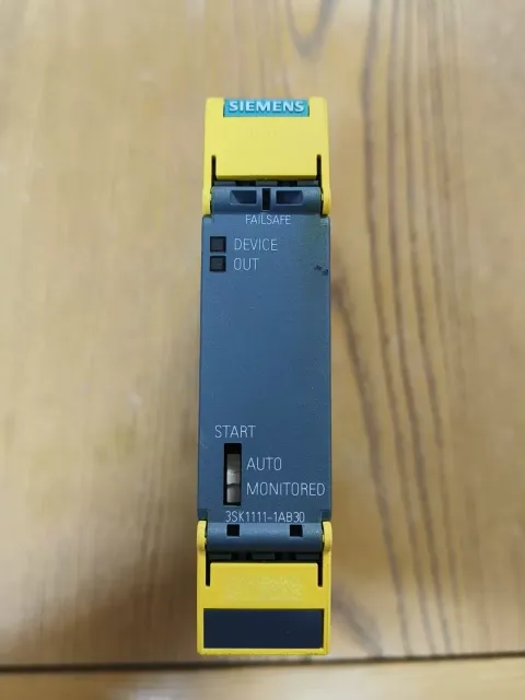 Siemens 3SK1111-1AB30 Industrial Relay — product photo 6 of 11