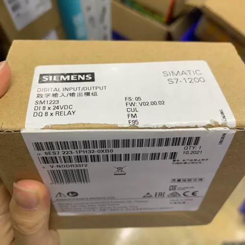 Siemens 6ES7223-1PH32-0XB0 PLC Module — product photo 4 of 8