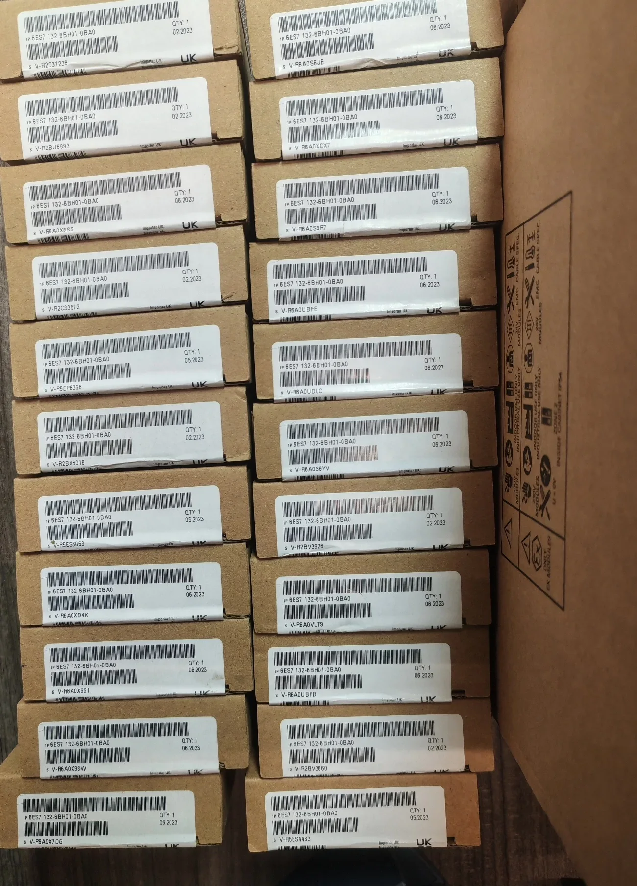 Siemens 6ES7 132-6BH01-0BA0 PLC Module — product photo 1 of 2