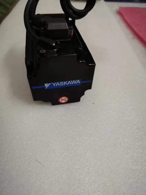 Yaskawa SGM7J-04AFC6S Motor & Drive Component — product photo 2 of 13