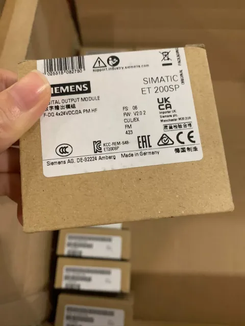 Siemens 6ES7 136-6DB00-0CA0 Industrial Automation Component — product photo 4 of 7