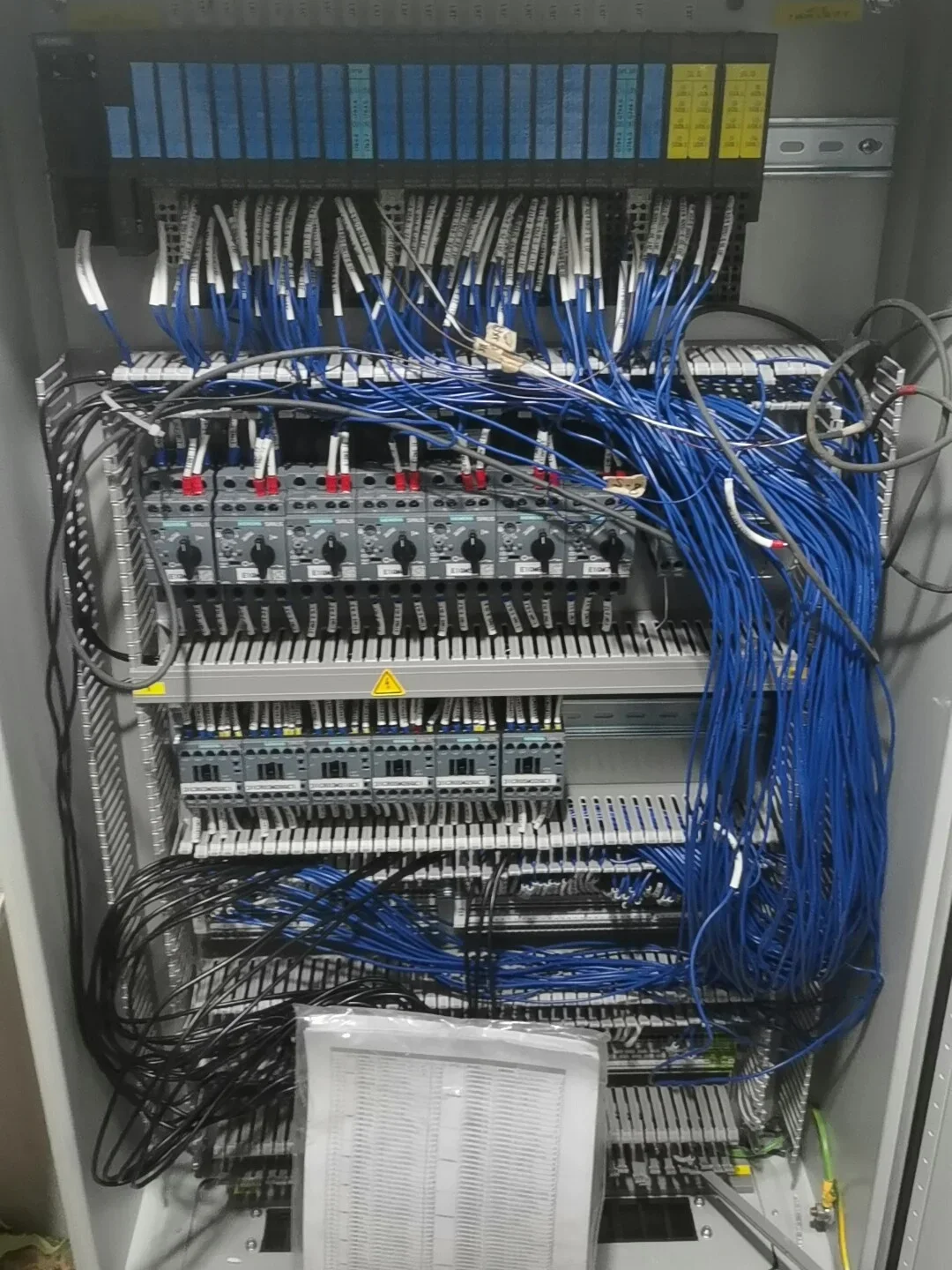 White Label Siemens ET 200S mixed lot: 6ES7 151-3BA23-0AB0 / 6ES7 138-4CA01-0AA0 / 6ES7 131-4BD01-0AB0 / 6ES7 132-4BD00-0AB0 / 6ES7 138-4FA05-0AB0 / 6ES7 193-6AR00-0AA0 / 6 PLC Module product photo 1