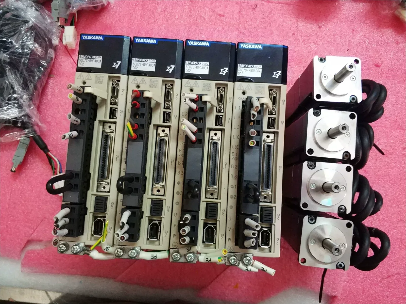 Yaskawa SGD7S-R90A00A002 + SGM7J-01AFC6E Motor & Drive Component product photo 1