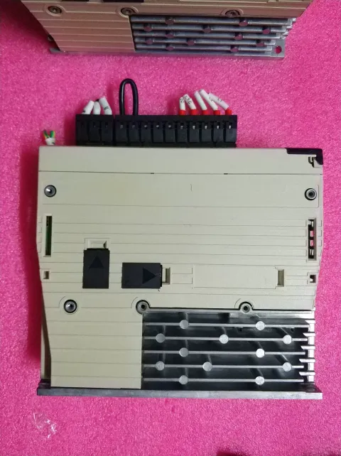 Yaskawa SGDV-R90A11B Motor & Drive Component — product photo 16 of 23