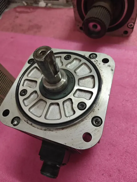 Yaskawa SGDM-10ADA-V + SGMGH-09ACA61 Motor & Drive Component — product photo 6 of 15