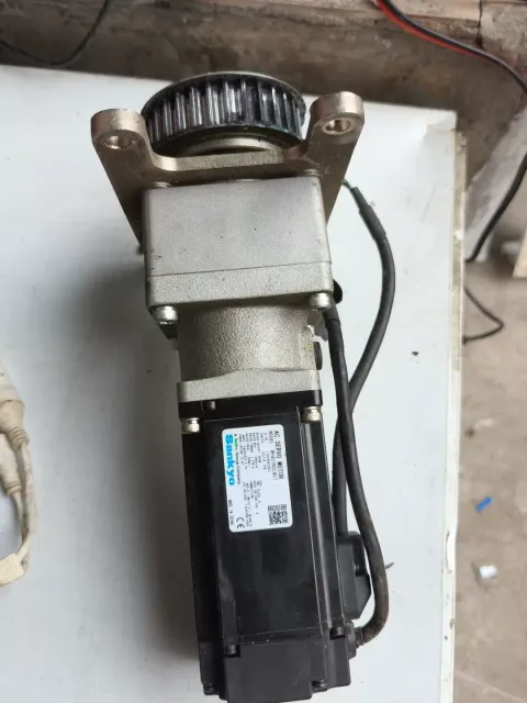 Sankyo / Nidec-Shimpo MH401N2LN07 + VRSF-5C-400 Motor & Drive Component product photo 1