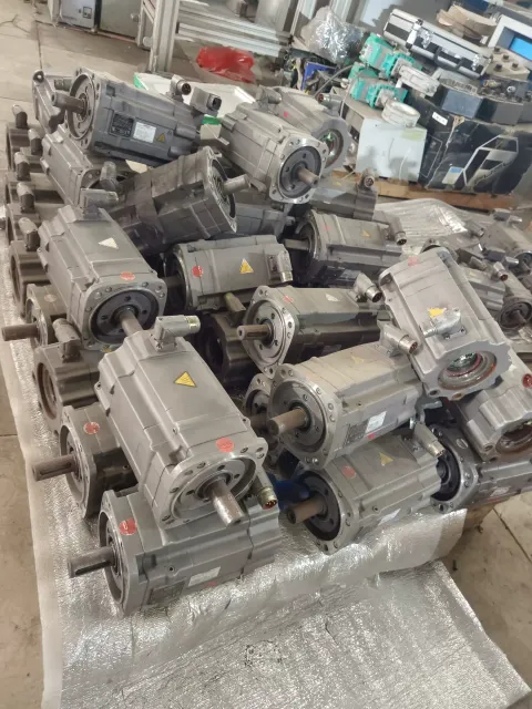 Siemens 1FT7064-5WF71-1FA1 Motor & Drive Component — product photo 17 of 32