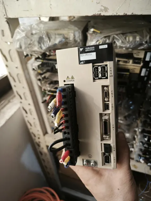 Yaskawa SGDV-5R5A15A Motor & Drive Component — product photo 8 of 9