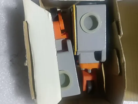 PEOPLE / 中国人民电器集团 LXP1 3SE3-100 Industrial Sensor — product photo 2 of 5