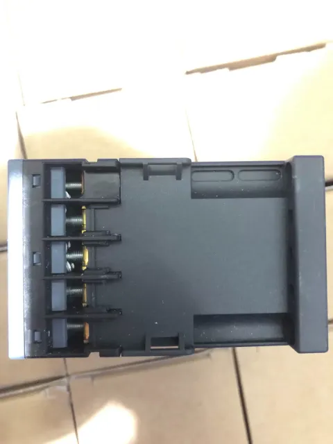 Siemens 3RH2131-1BB40 Industrial Relay — product photo 9 of 10