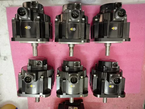 Yaskawa SGM7G-09AFC61 Motor & Drive Component — product photo 10 of 17