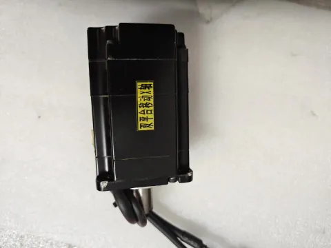 Yaskawa SGM7J-04AFC6S Motor & Drive Component — product photo 4 of 13