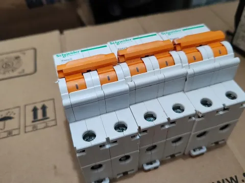 Schneider Electric EA9AN2C32 Industrial Automation Component product photo 3