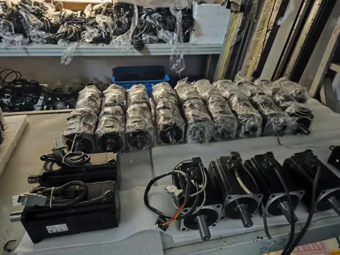 Yaskawa SGMJV-04A3L21 Motor & Drive Component product photo 2