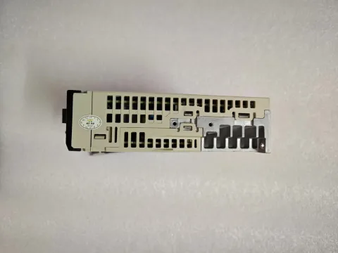 Yaskawa SGD7S-1R6A00A002 Motor & Drive Component — product photo 7 of 8