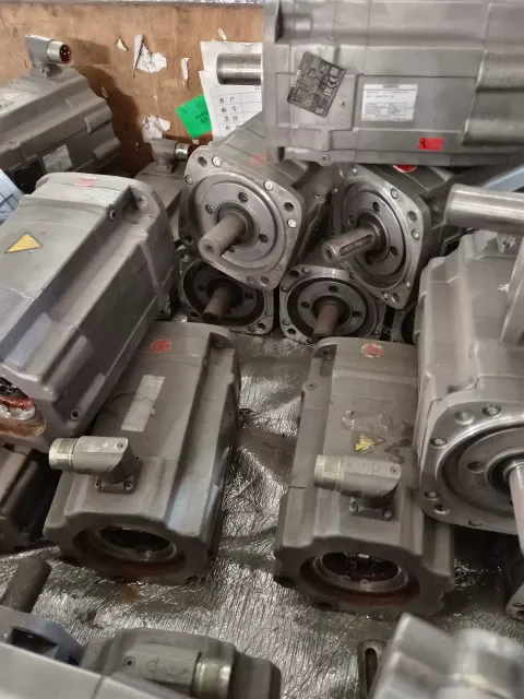 Siemens 1FT7064-5WF71-1FA1 Motor & Drive Component — product photo 13 of 16