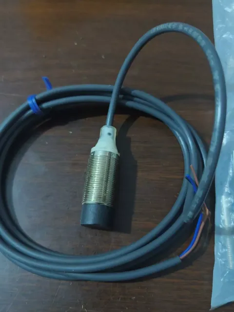 OMRON E2B-S08KN04-WP-B1 2M Industrial Sensor product photo 3