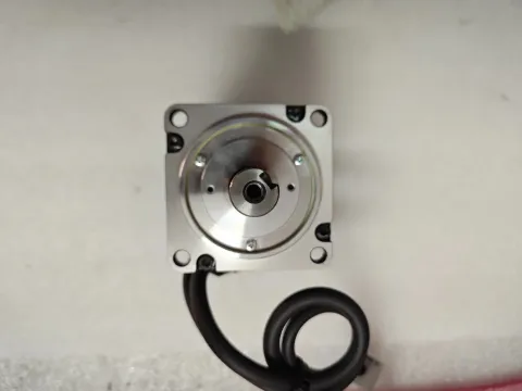 Yaskawa SGM7J-04AFC6S Motor & Drive Component — product photo 3 of 13